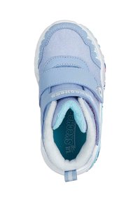 Zapatilla deportiva azul claro con parte superior de tela, correa de velcro, forro acolchado, diseño festoneado y suela texturizada con detalles coloridos.