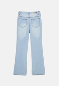 Jeans de mezclilla azul claro acampanados con cintura alta, con bolsillos traseros y detalles de costura en contraste. Logo "PINKO" en la cinturilla.