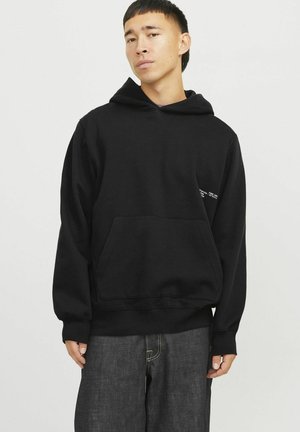 Sort bomulds-hoodie med en frontkangaroo-lomme, en rummelig hætte og diskret tekstdetalje på venstre ærme. Designet med en afslappet pasform.