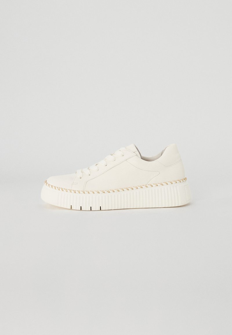 Witte sneaker met een textuur, ronde neus en een gevlochten jute middenzool. Bevat platte veters en een geribbelde rubberen zool.