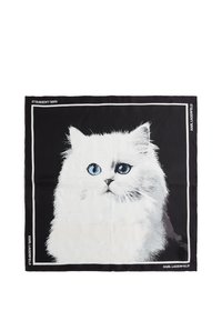 Silk tørklæde med en illustration af en hvid kat med blå øjne på en sort baggrund. Det har en hvid kant og Karl Lagerfeld-branding.