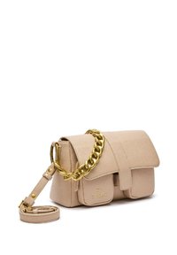 Borsa a tracolla in pelle beige con pattina pieghevole, tracolla in catena dorata e tasca frontale. Presenta una superficie testurizzata e un dettaglio del logo.