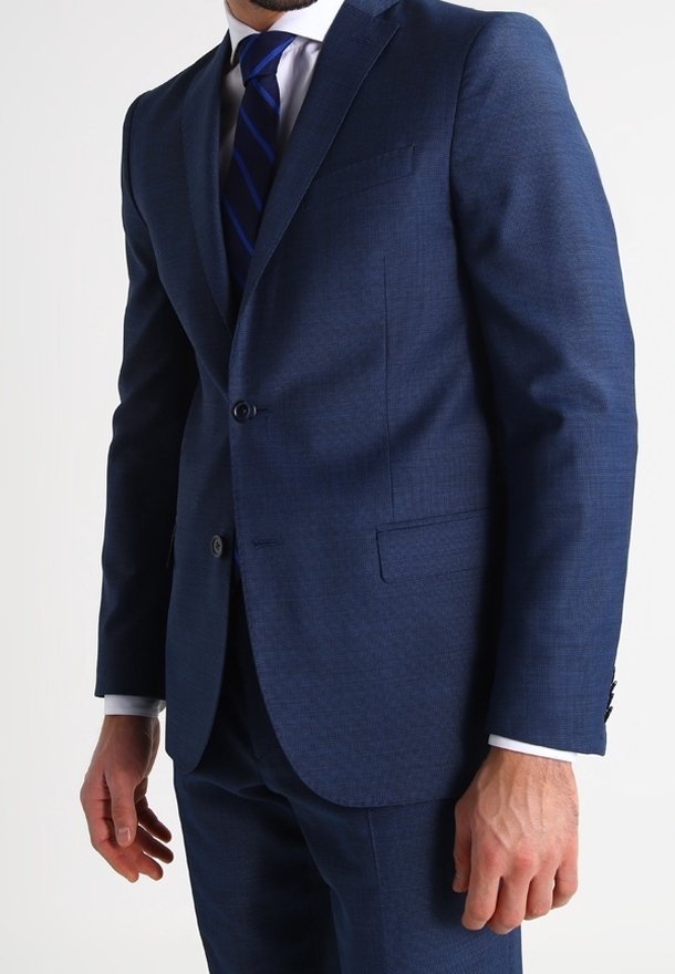 Abito blu navy con materiale testurizzato, design slim fit, giacca a un petto, rever a scanso e cravatta a righe blu a contrasto.