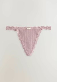 Lacebesat, lys rosa trusse med ribbet stof og bølget kant. Har en lille sløjfedetalje bagpå.