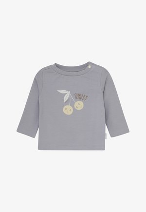 Licht paarse lange mouw babyshirt met een glimlachende kers afbeelding en de tekst "CHERRY HAPPY", met een drukknoop op de schouder.