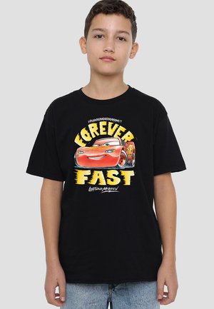 Schwarzes Baumwoll-T-Shirt mit einem Grafikmotiv eines roten Autos und dem Text "FOREVER FAST" in fettem Gelb, entworfen für die Freizeit.