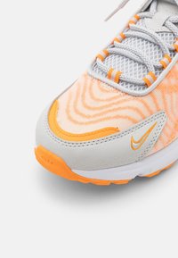 Nike Sportswear AIR MAX TW UNISEX - Tenisky - photon dust/vivid orange/white/black