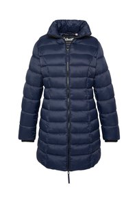 Manteau matelassé bleu marine avec col montant, fermeture éclair et poignets côtelés. Le manteau présente un dessin matelassé avec des coutures horizontales.