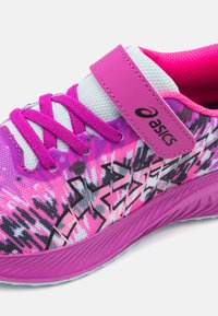 ASICS GEL NOOSA TRI 16 UNISEX - Silniční běžecké boty - bold magenta/white