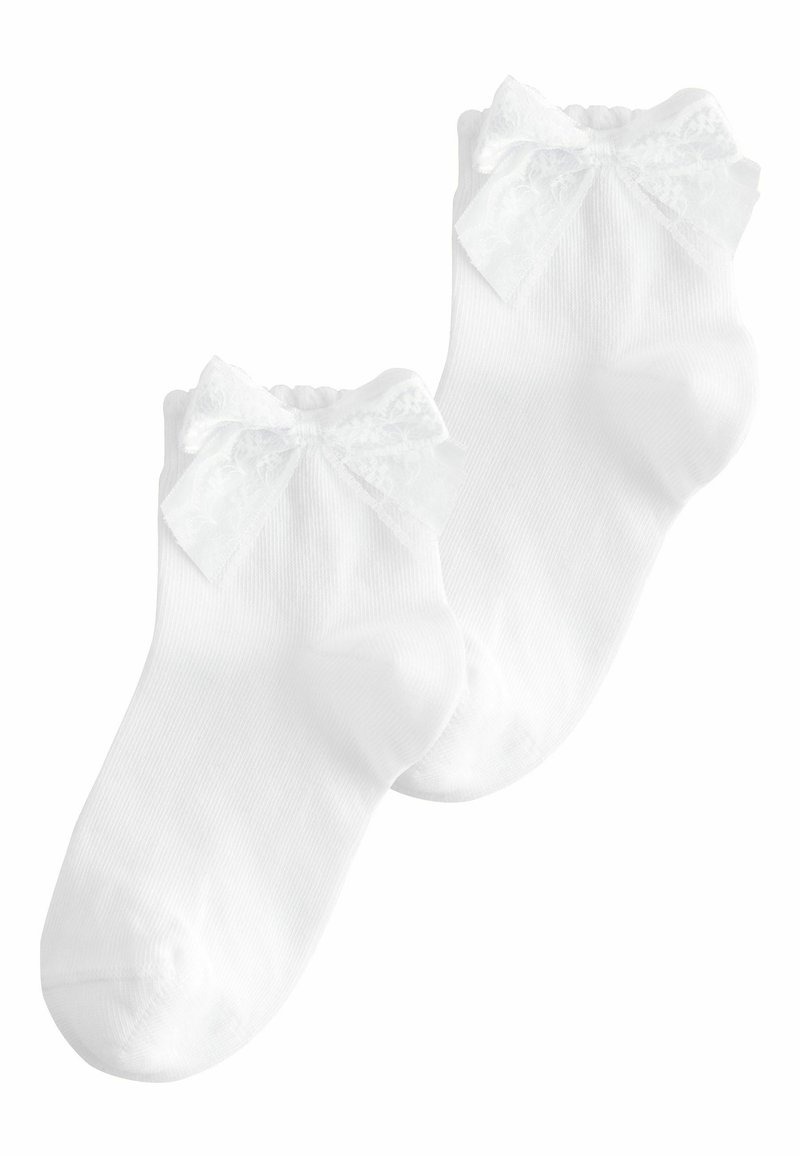 Pereche de șosete albe pentru gleznă cu dantelă și funde decorative pe manșete, realizate din țesătură striată.