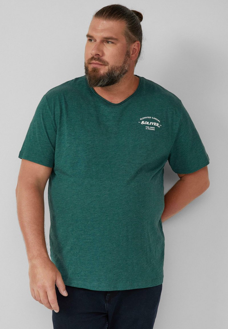 Donkergroene T-shirt met korte mouwen en een ronde hals, voorzien van een bedrukt logo op de linkerborst. Zacht, gestructureerd stof.