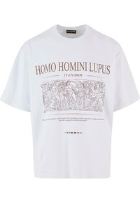 Baltas trumpomis rankovėmis medvilnės marškinėliai, kurių priekyje yra rudas grafikas, vaizduojantis klasikinės figūras ir tekstą "HOMO HOMINI LUPUS".