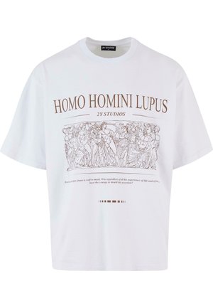 Valge puuvillane lühikeste varrukatega T-särk, mille esiküljel on pruun graafika, mis kujutab klassikalisi tegelasi ja tekst "HOMO HOMINI LUPUS".