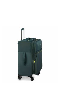 Valise souple verte avec un dessus rigide, poignée extensible, quatre roues noires et accent de fermeture éclair jaune. Équipée d'une poignée de saisie latérale.