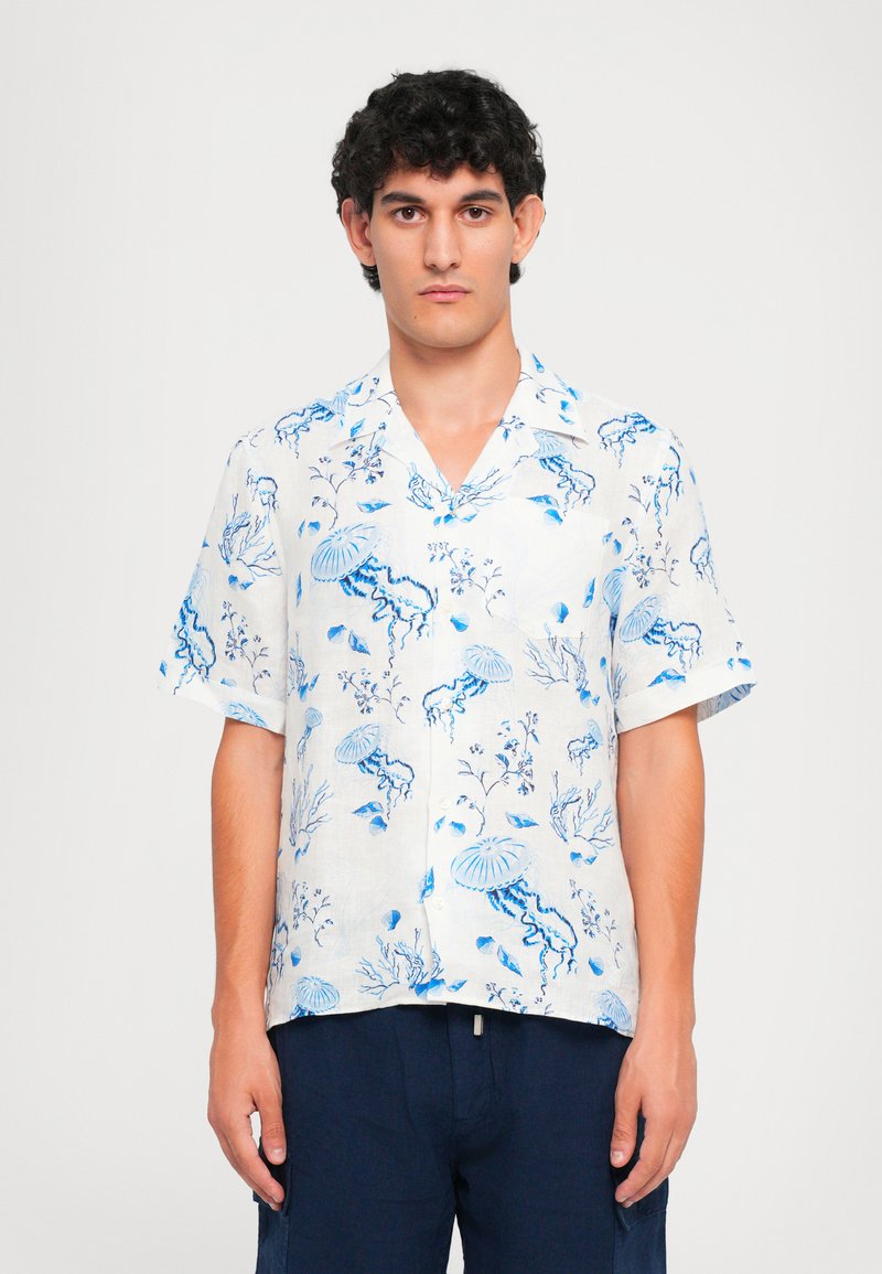 Camicia bianca in lino a maniche corte con stampe marine blu raffiguranti meduse e coralli. Fitting rilassato e design con colletto a scollatura.
