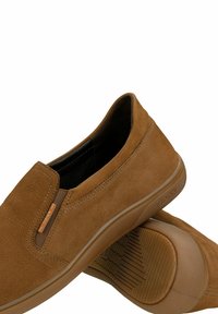 Hnědé semišové mokasíny s hladkým povrchem, zdobené prošívanými detaily a gumovou podrážkou s vzorem rybí kosti.