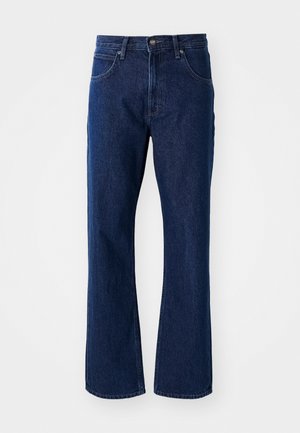 Jeans de mezclilla de pierna recta en azul oscuro con cierre de botón y cremallera, presillas para cinturón y bolsillos delanteros sobre un fondo liso.