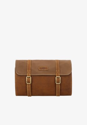 Bruine leren clutch met klep, beveiligd met twee riemen en messing gespen, met zichtbare stiksels en een klein rechthoekig merklabel.