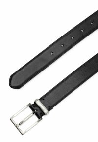 Černý kožený pásek se stříbrnou obdélníkovou sponou a šesti regulačními otvory, položený na bílé pozadí.