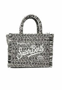 Borsa a tracolla intrecciata in bianco e nero con dettagli di frange. Presenta il testo "Dreaming of Saint Barth Winter Paradise" sul davanti. Due manici arrotondati.