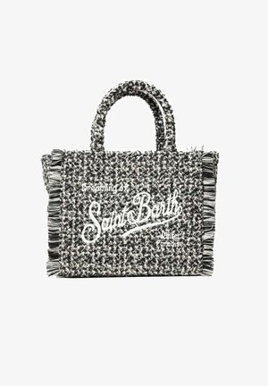 Borsa a tracolla intrecciata in bianco e nero con dettagli di frange. Presenta il testo "Dreaming of Saint Barth Winter Paradise" sul davanti. Due manici arrotondati.