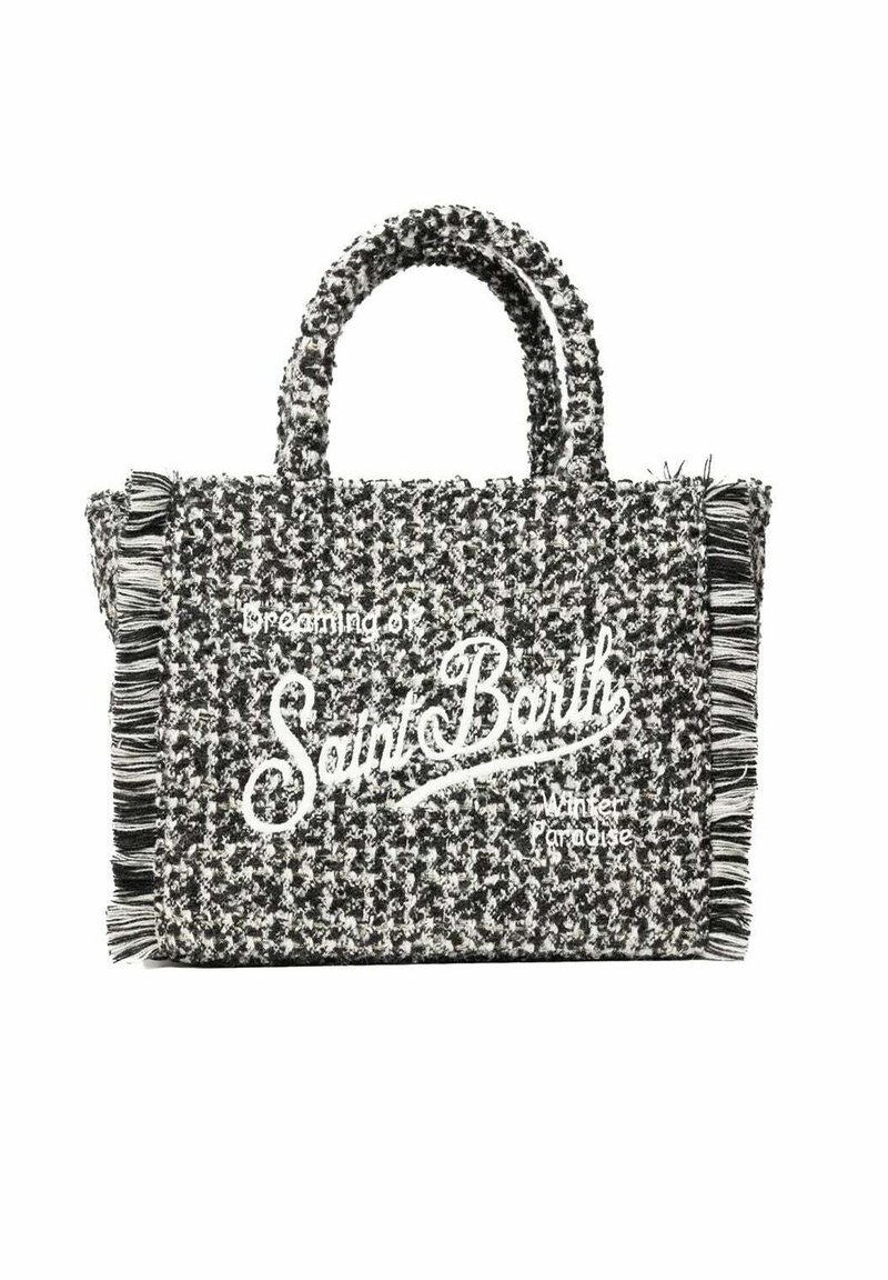 Borsa a tracolla intrecciata in bianco e nero con dettagli di frange. Presenta il testo "Dreaming of Saint Barth Winter Paradise" sul davanti. Due manici arrotondati.