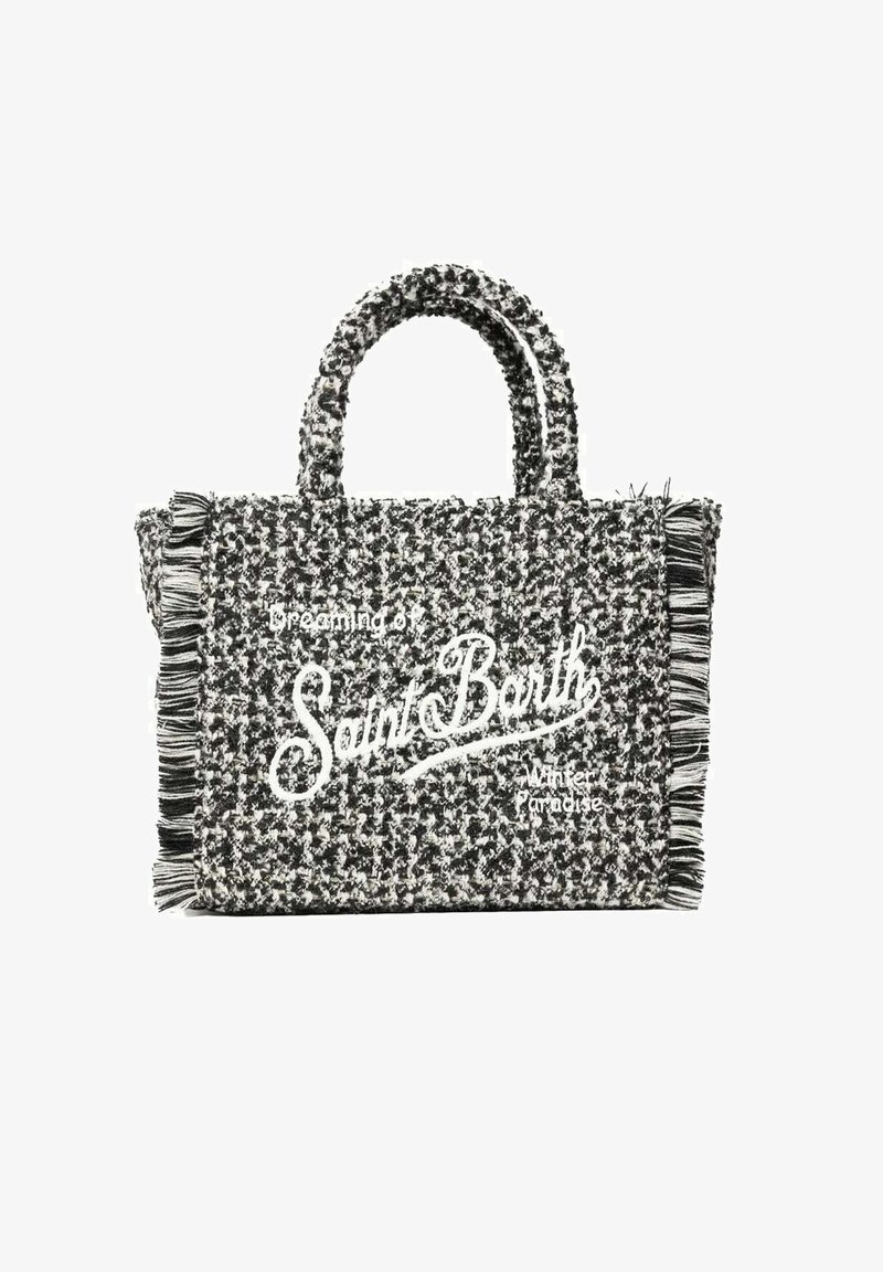 Borsa a tracolla intrecciata in bianco e nero con dettagli di frange. Presenta il testo "Dreaming of Saint Barth Winter Paradise" sul davanti. Due manici arrotondati.