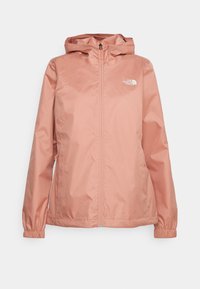 Chaqueta impermeable rosa con capucha, puños elásticos, cremallera frontal y detalle con logo. Material liso y resistente al agua, con bolsillos laterales.