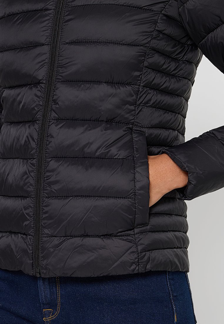 Schwarze Pufferjacke mit horizontaler Steppung, ausgestattet mit einem Frontreißverschluss, Seitentasche und enganliegenden Ärmeln. Glattes, leichtes Material.