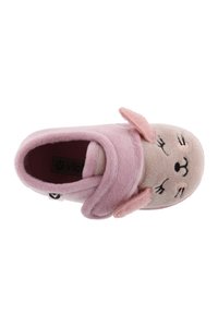 Chausson en polaire rose avec un visage d'animal mignon, des oreilles tombantes et une sangle en Velcro, présentant une texture douce et une forme ronde.