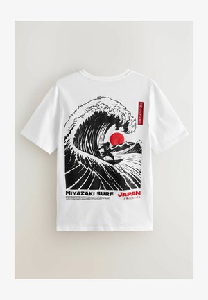 Weißes T-Shirt mit schwarzem Grafikdruck eines Surfers, der auf einer großen Welle reitet, roter Sonne, japanischem Text und "Miyazaki Surf Japan" darunter gedruckt.