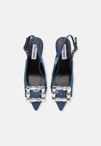 Jeans slingback-pumpar med spetsiga tår, prydda med en rektangulär strassspänne, med en märkesinläggssula och justerbar ankelrem.