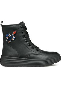 Stivale alla caviglia nero in pelle liscia, con suola piatta, punta rotonda e un dettaglio di ricamo a forma di serpente colorato sul lato.