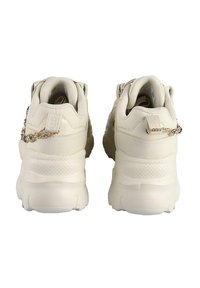 Fehér sneaker, texturált gumi talppal, hálós és szintetikus felsőrésszel, hátul húzófülekkel, valamint díszítő lánc akcentussal a sarkán.