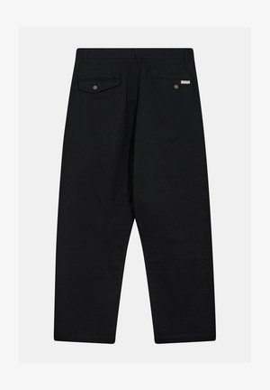 Pantaloni neri in cotone con taglio dritto, due tasche posteriori e un branding discreto. Il tessuto ha una texture liscia con una leggera lucentezza.