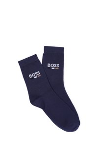 Granatowe bawełniane skarpetki typu crew z białym, beżowym i czarnym logiem "BOSS". Gładka tekstura, klasyczny design i ściągacze z ribbatu.