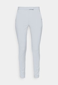 Jasnoszare spodnie o wąskim kroju z przednim zamkiem błyskawicznym i paskiem w talii, długość do kostek, prezentowane na białym tle.