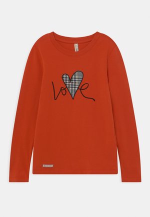 Langærmet orange skjorte med sort broderet "love" tekst og et mønstret hjerte. Glat bomuldsstof; lille mærke ved kanten.