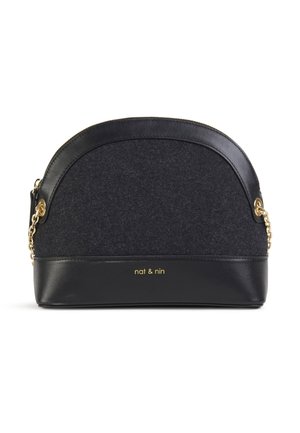 Borsa a spalla strutturata nera e grigia con corpo in feltro e fondo in pelle, tracolla a catena dorata e nome del brand impresso in oro sul davanti.