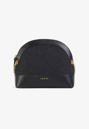 Borsa a spalla strutturata nera e grigia con corpo in feltro e fondo in pelle, tracolla a catena dorata e nome del brand impresso in oro sul davanti.