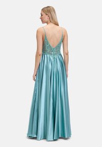 Aqua satijnen jurk met een lage rug, voorzien van ingewikkelde kantdetails en verstelbare dunne bandjes, elegant naar de vloer uitlopend.