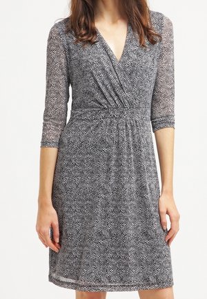 Robe à motif noir et blanc, tissu semi-transparent, décolleté en V, manches trois-quarts, taille froncée, longueur au genou, coupe décontractée.