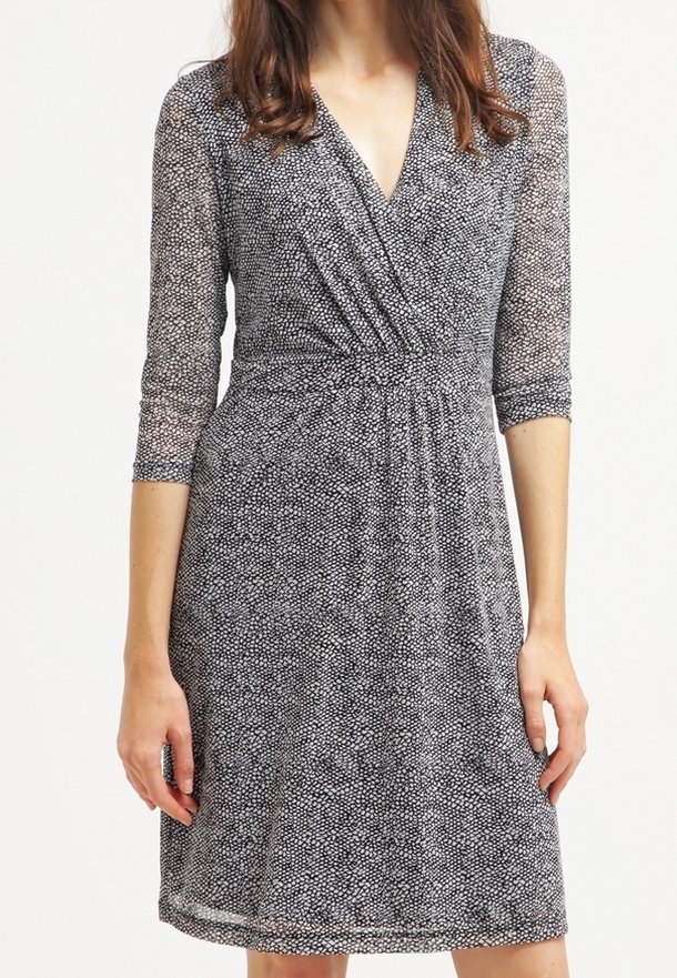 Svart och vit mönstrad klänning, halvgenomskinligt tyg, V-utsnitt, trekvartslånga ärmar, rynkad midja, knälång, avslappnad passform.