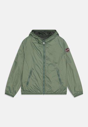 Chaqueta con capucha de color verde claro con cremallera frontal, dos bolsillos con cremallera, puños elásticos y un parche redondo del logo de Colmar en la manga izquierda.