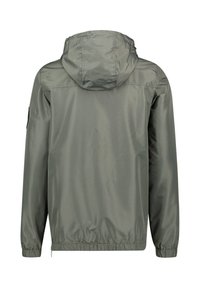 Giacca impermeabile leggera e verde con cappuccio, polsini elasticizzati e orlo arricciato. Texture liscia, senza motivi visibili o dettagli in metallo.