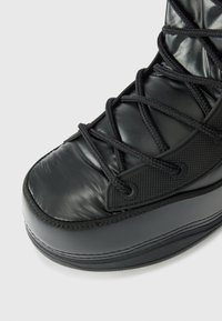 Zwarte high-top sneaker met een gladde synthetische bovenkant, gestructureerde accenten, prominente veters en een ronde rubberen zool.