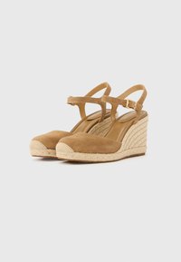 Ταν σουέντ πλατφόρμες με πλεκτή σόλα από τζούτ, κλειστή μύτη και ρυθμιζόμενα λουράκια αστραγάλου με αγκράφα.