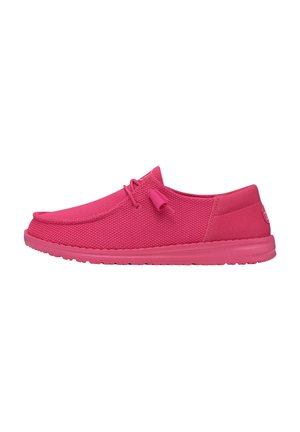Chaussure décontractée à lacets de couleur rose vif avec une tige en tissu texturé et une semelle en caoutchouc, vue de profil sur fond blanc.