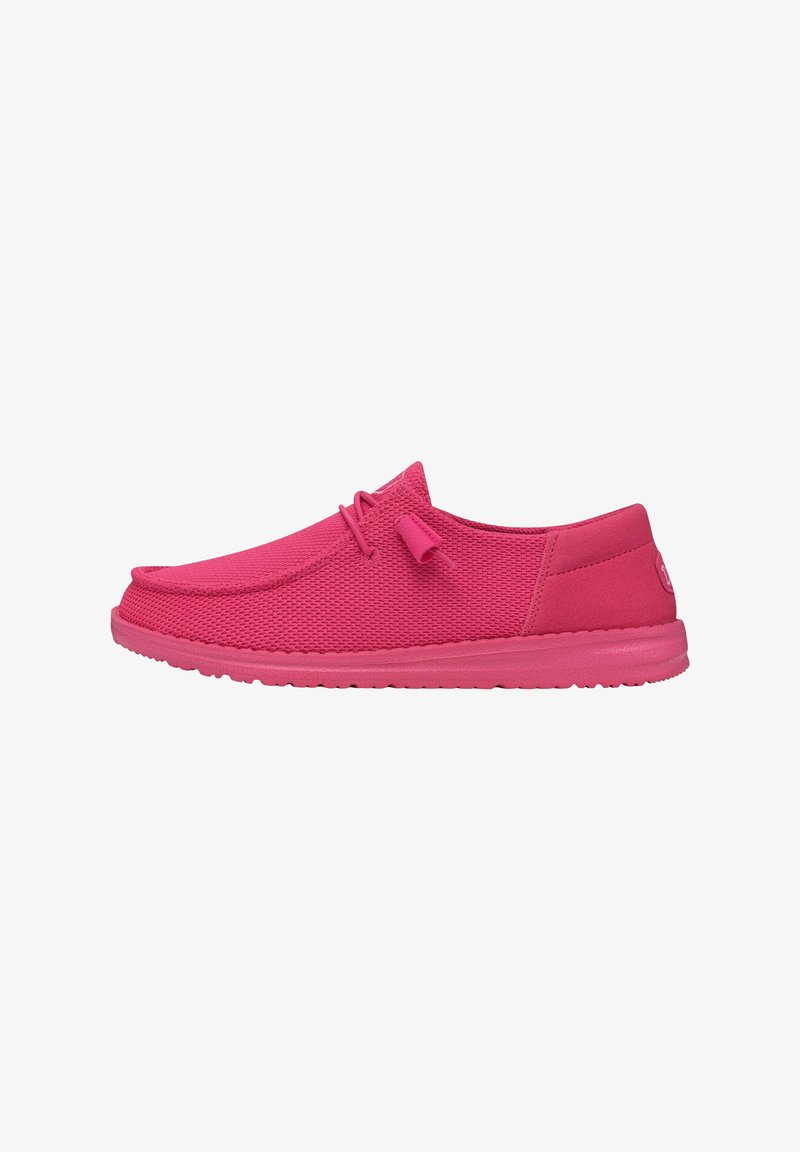 Chaussure décontractée à lacets de couleur rose vif avec une tige en tissu texturé et une semelle en caoutchouc, vue de profil sur fond blanc.