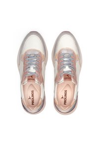 Zapatillas de tela con cordones en una combinación de blanco, melocotón y materiales metálicos. Presentan puntera redondeada, collar acolchado y suela texturizada.